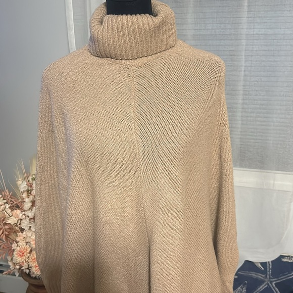 Women’s Poncho, one size fits most - Picture 3 of 3